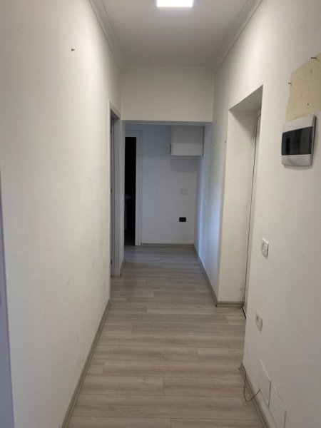 Tirane, jepet me qera zyre , Kati 1, 75 m² 600 € (Rr.Ibrahim Rugova - Bllok)