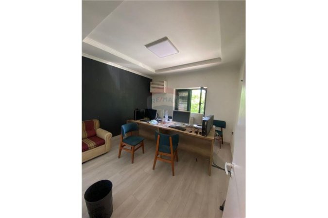 Tirane, jepet me qera dyqan , Kati 1, 63 m² 600 € (JEPET ME QIRA AMBIENT ZYRASH NE ZONEN E BLLOKUT !)