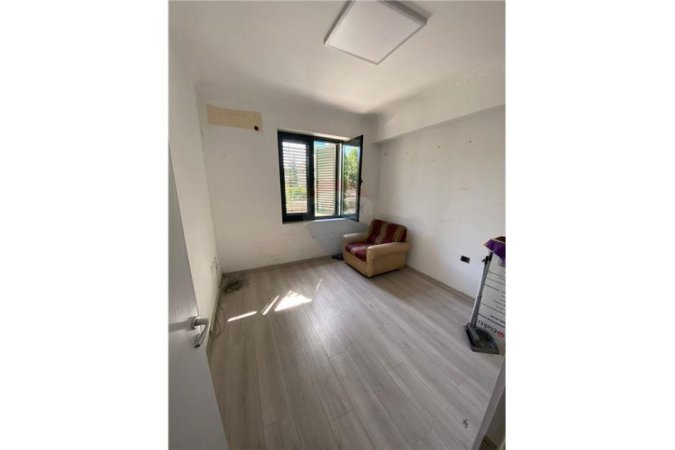 Tirane, jepet me qera dyqan , Kati 1, 63 m² 600 € (JEPET ME QIRA AMBIENT ZYRASH NE ZONEN E BLLOKUT !)