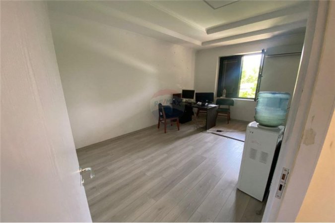 Tirane, jepet me qera dyqan , Kati 1, 63 m² 600 € (JEPET ME QIRA AMBIENT ZYRASH NE ZONEN E BLLOKUT !)