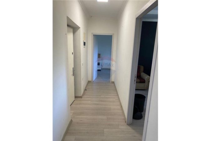 Tirane, jepet me qera dyqan , Kati 1, 63 m² 600 € (JEPET ME QIRA AMBIENT ZYRASH NE ZONEN E BLLOKUT !)