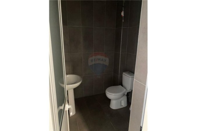 Tirane, jepet me qera dyqan , Kati 1, 63 m² 600 € (JEPET ME QIRA AMBIENT ZYRASH NE ZONEN E BLLOKUT !)