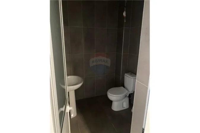 Tirane, shitet zyre , Kati 1, 75 m² 257,500 € (AMBIENT ZYRASH NE SHITJE NE ZEMER TE BLLOKUT)