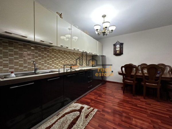 Tirane, jap me qera apartament 2+1+Ballkon, Kati 5, 83 m² 500 € (Rruga Fortuzi)