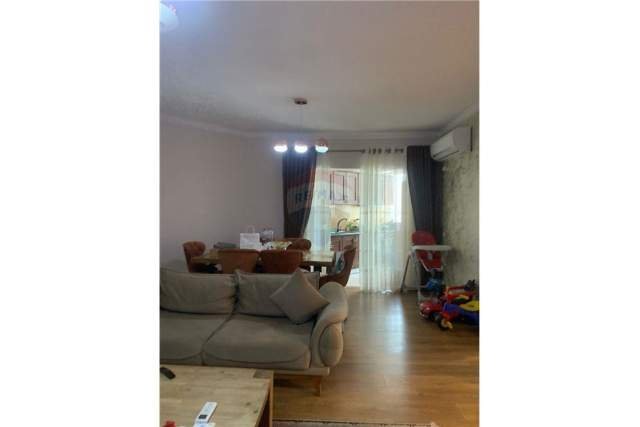 Tirane, jepet me qera apartament 2+1 Kati 8, 100 m² 450 Euro (komuna e parisit)