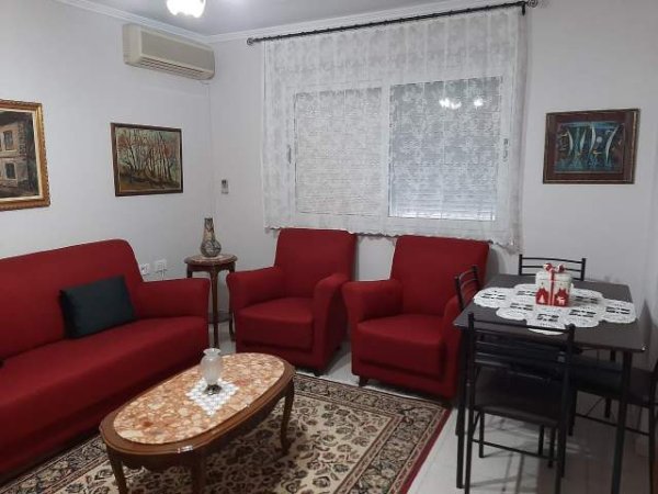 Tirane, jepet me qera apartament 2+1 Kati 4, 450 Euro