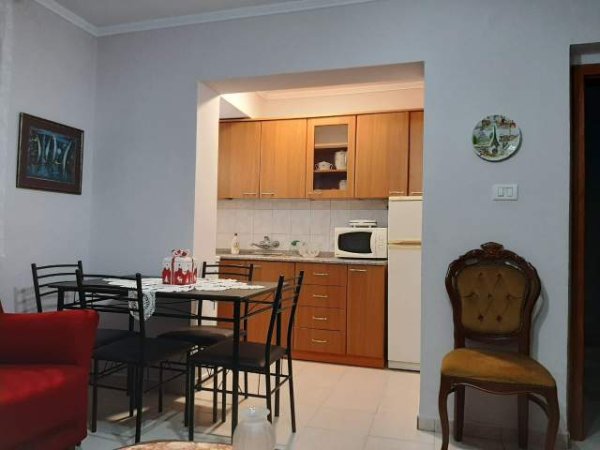 Tirane, jepet me qera apartament 2+1 Kati 4, 450 Euro