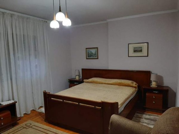 Tirane, jepet me qera apartament 2+1 Kati 4, 450 Euro