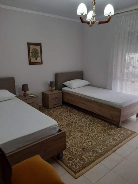 Tirane, jepet me qera apartament 2+1 Kati 4, 450 Euro