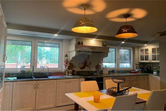 Tirane, jepet me qera apartament 3+1 Kati 4, 180 m² 1.000 Euro (kopshti zologjik)