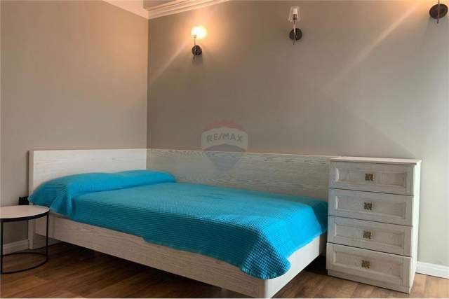 Tirane, jepet me qera Penthouse 3+1 Kati 4, 1.500 Euro