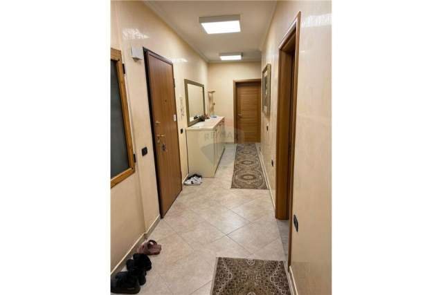 Tirane, jepet me qera apartament 3+1 Kati 6, 159 m² 850 Euro (rruga skender luarasi)