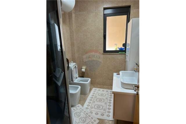 Tirane, jepet me qera apartament 3+1 Kati 6, 159 m² 850 Euro (rruga skender luarasi)