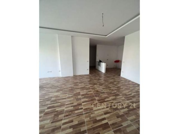 Tirane, jepet me qera zyre Kati 1, 130 m² 900 Euro