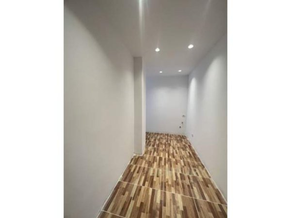 Tirane, jepet me qera zyre Kati 1, 130 m² 900 Euro