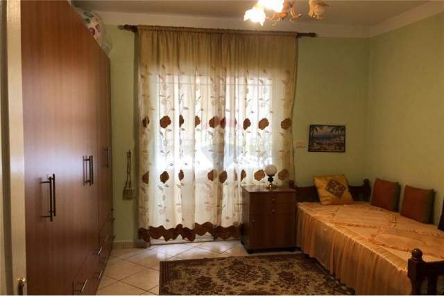 Tirane, jepet me qera apartament 3+1 Kati 1, 120 m² 500 Euro (komuna e parisit)