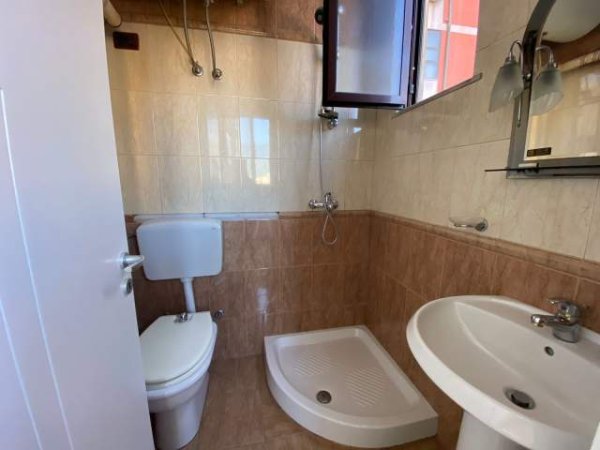 Tirane, jepet me qera zyre Kati 3, 30 m² 400 Euro (Rr. Qemal Stafa Tirana, Albania)