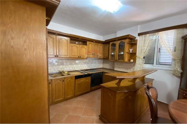 Tirane, jepet me qera apartament 2+1 Kati 10, 111 m² 450 Euro (KOMUNA PARISIT)