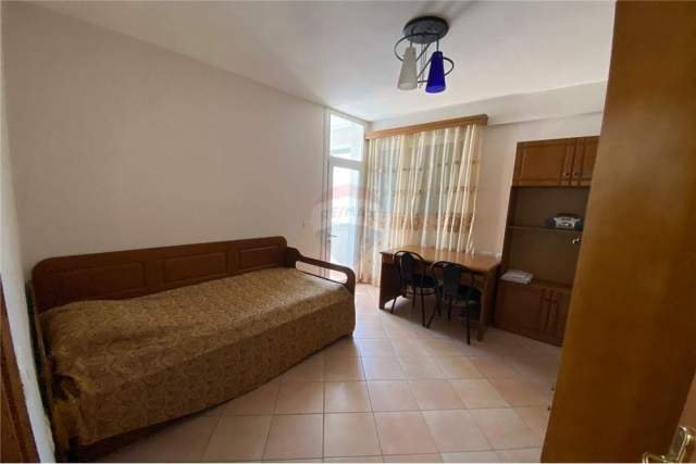 Tirane, jepet me qera apartament 2+1 Kati 10, 111 m² 450 Euro (komuna parisit)