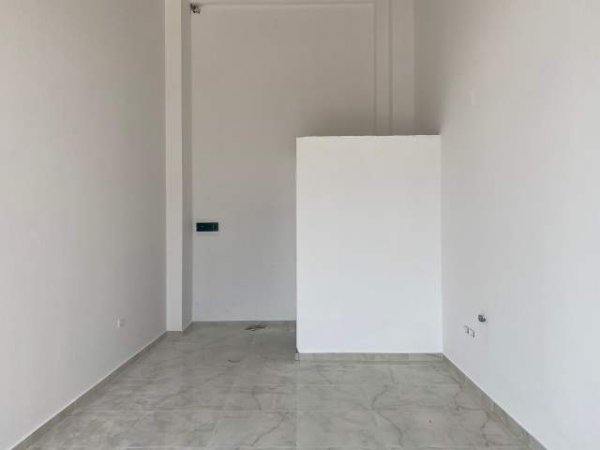 Tirane, jap me qera dyqan Kati 0, 26 m² 30,000 leke(Spitali Amerikan 2, rr.Selaudin Zorba)