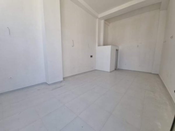 Tirane, jepet me qera dyqan Kati 0, 48 m² 400 Euro (Rruga e Dibres)