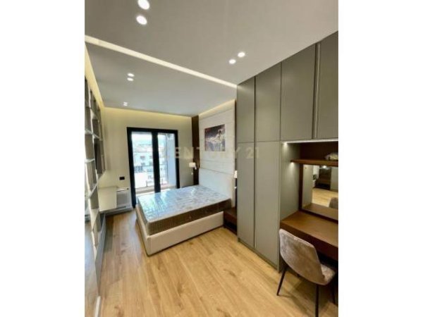 Jap me qira apartament 1+1+post parkimi te "Square 21",Kati 2, 76 m² 700 Euro