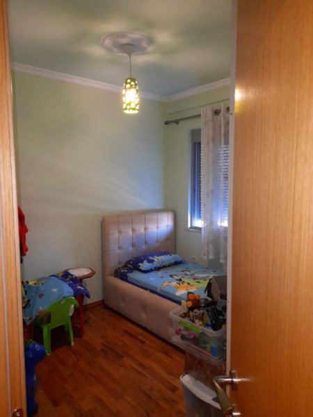 Shitet apartament 2+1 ne qendren e kamzes