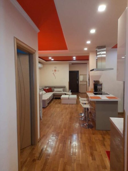 Shitet apartament 2+1 ne qendren e kamzes
