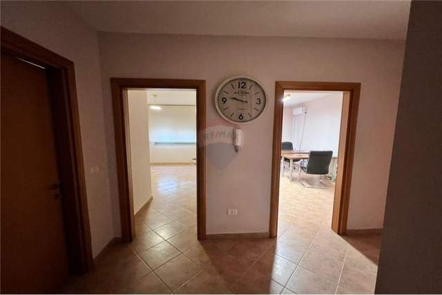Tirane, jepet me qera apartament 2+1 Kati 6, 110 m² 400 Euro (komuna e parisit)