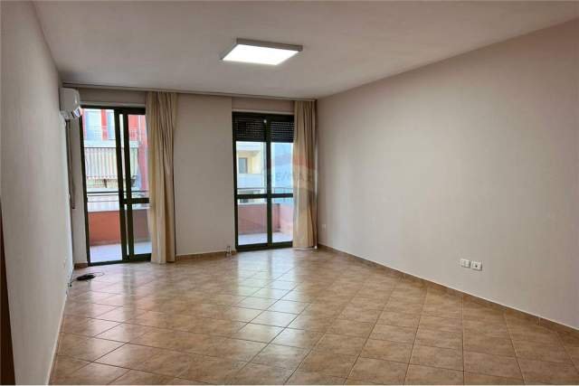 Tirane, jepet me qera apartament 2+1 Kati 6, 110 m² 400 Euro (komuna e parisit)