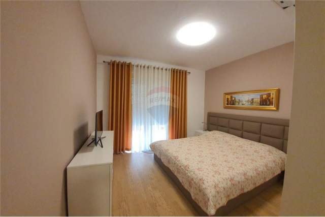 Tirane, jap me qera apartament 3+1 Kati 3, 164 m² 1.500 Euro