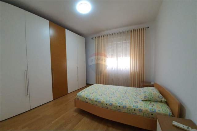 Tirane, jap me qera apartament 3+1 Kati 3, 164 m² 1.500 Euro