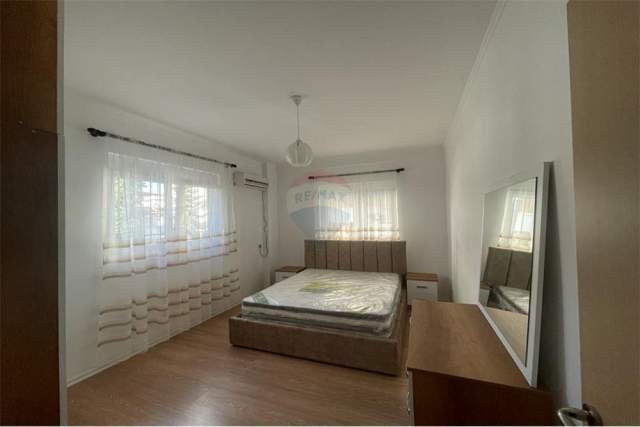 Tirane, jepet me qera apartament 3+1 Kati 1, 111 m² 400 Euro (bill klinton)