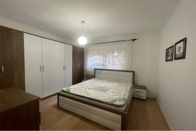 Tirane, jepet me qera apartament 3+1 Kati 1, 111 m² 400 Euro (bill klinton)