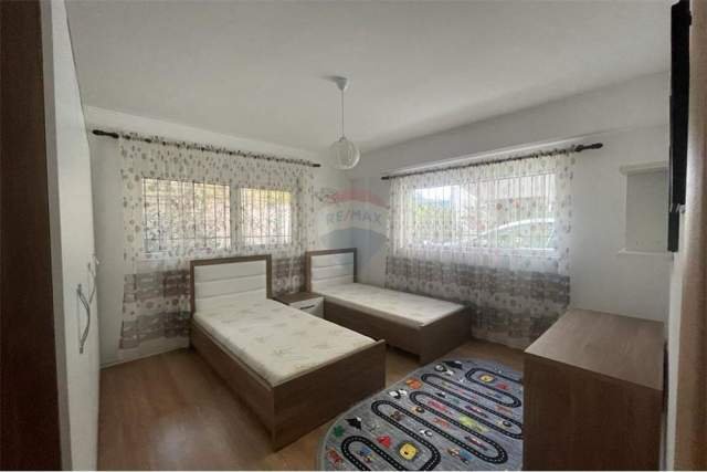 Tirane, jepet me qera apartament 3+1 Kati 1, 111 m² 400 Euro (bill klinton)