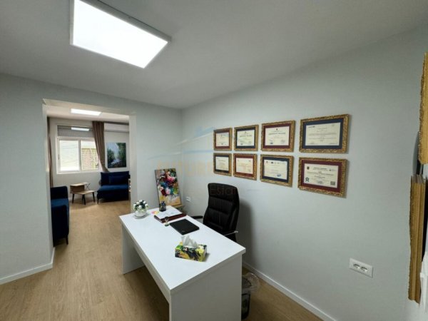 Tirane, jepet me qera zyre , Kati 2, 36 m² 400 € (Libri Universitar)