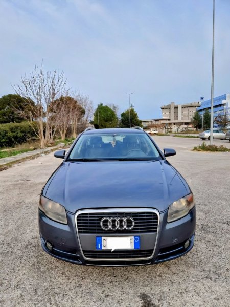 Durres, shitet Audi A4 , Nafte, gri e erret, automatik, Kondicioner, 110 kW (150 PS) 200.000 km, 5,000 €