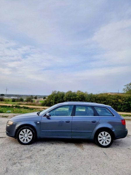 Durres, shitet Audi A4 , Nafte, gri e erret, automatik, Kondicioner, 110 kW (150 PS) 200.000 km, 5,000 €