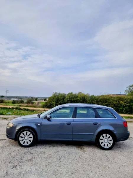 Durres, shitet Audi A4 , Nafte, gri e erret, automatik, Kondicioner, 110 kW (150 PS) 200.000 km, 5,000 €