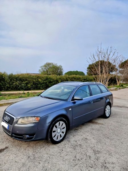 Durres, shitet Audi A4 , Nafte, gri e erret, automatik, Kondicioner, 110 kW (150 PS) 200.000 km, 5,000 €