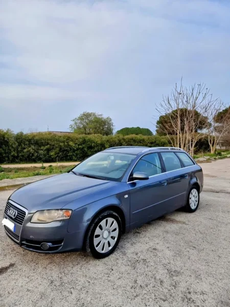 Durres, shitet Audi A4 , Nafte, gri e erret, automatik, Kondicioner, 110 kW (150 PS) 200.000 km, 5,000 €