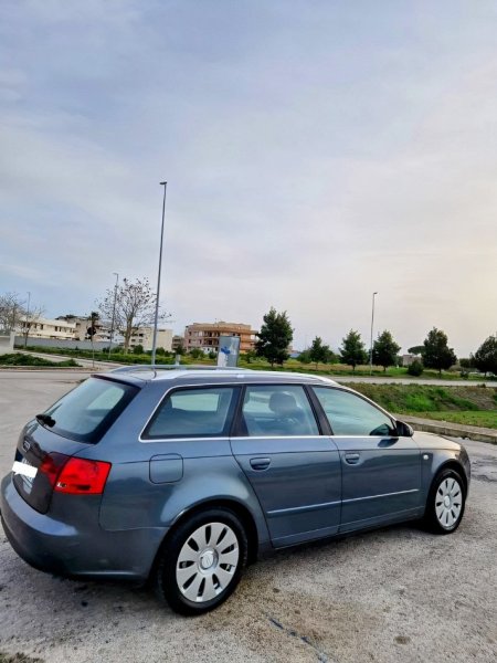 Durres, shitet Audi A4 , Nafte, gri e erret, automatik, Kondicioner, 110 kW (150 PS) 200.000 km, 5,000 €