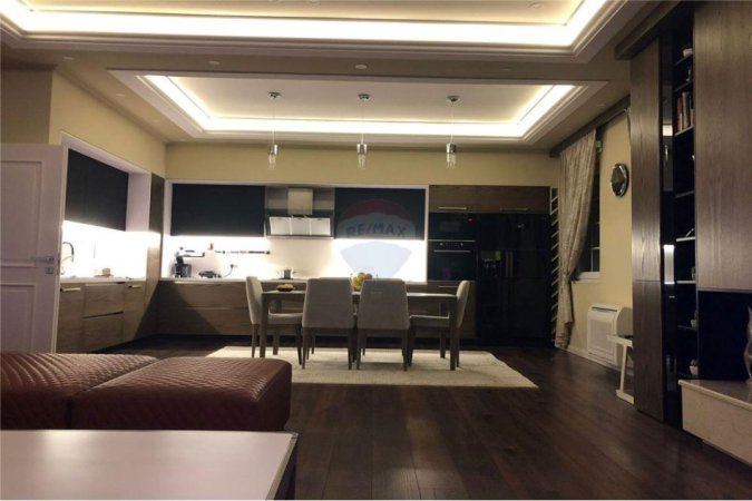 Tirane, shitet Vile 3+1, Kati 1, 306 m² 350,000 € (SHITET VILË, KAMËZ)