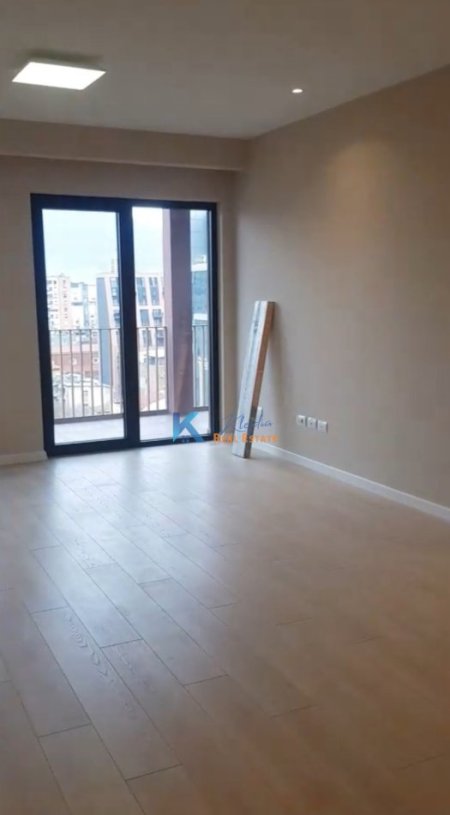 Tirane, jepet me qera zyre , Kati 10, 161 m² 1,400 € (Rruga e Kavajes)