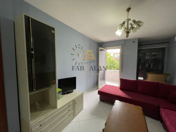 Vlore, jepet me qera apartament 1+1, Kati 3, 70 m² 400 € (Zogu i Zi)