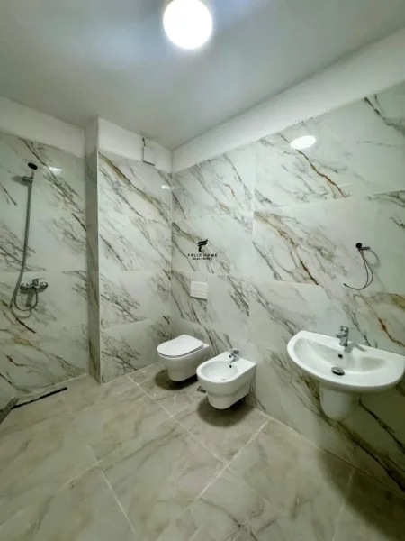 Tirane, jepet me qera zyre , Kati 1, 77 m² 580 € (PAZARI I RI)