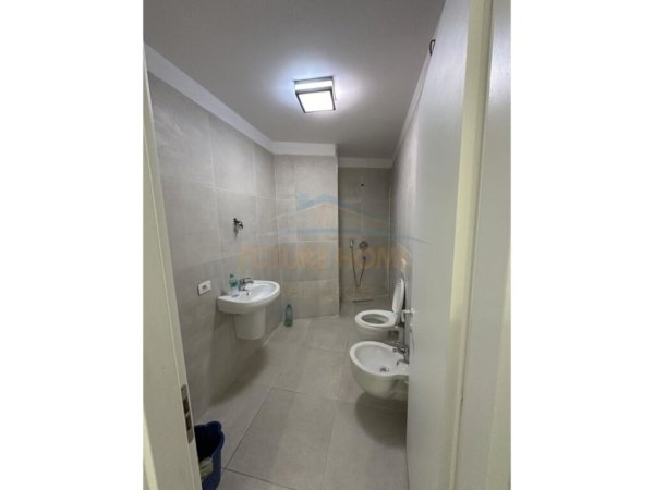 Tirane, jepet me qera apartament 1+1, Kati 8, 68 m² 450 € (rruga e Barrikadave)