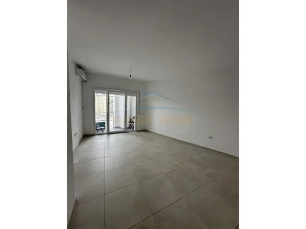 Tirane, jepet me qera apartament 1+1, Kati 8, 68 m² 450 € (rruga e Barrikadave)