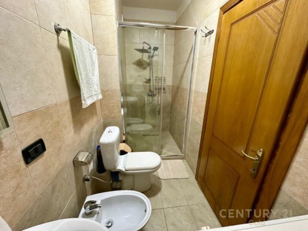 Tirane, jepet me qera apartament 2+1+Ballkon, , 84 m² 800 € (ish blloku)