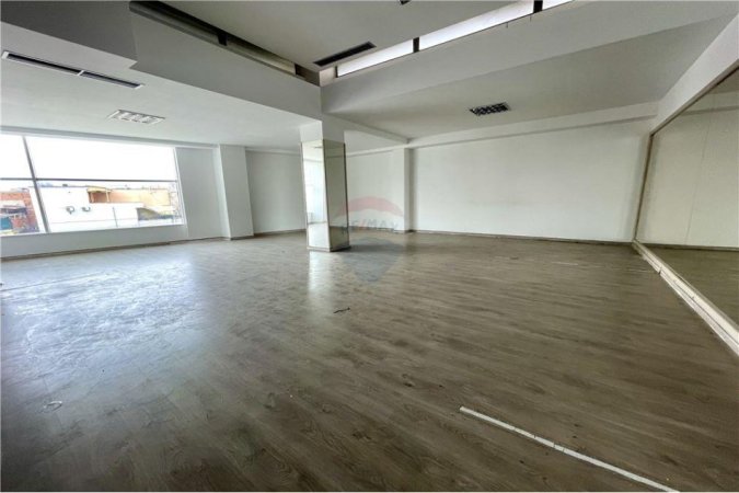 Tirane, jepet me qera zyre , Kati 1, 700 m² 7,000 € (Xhamlliku)